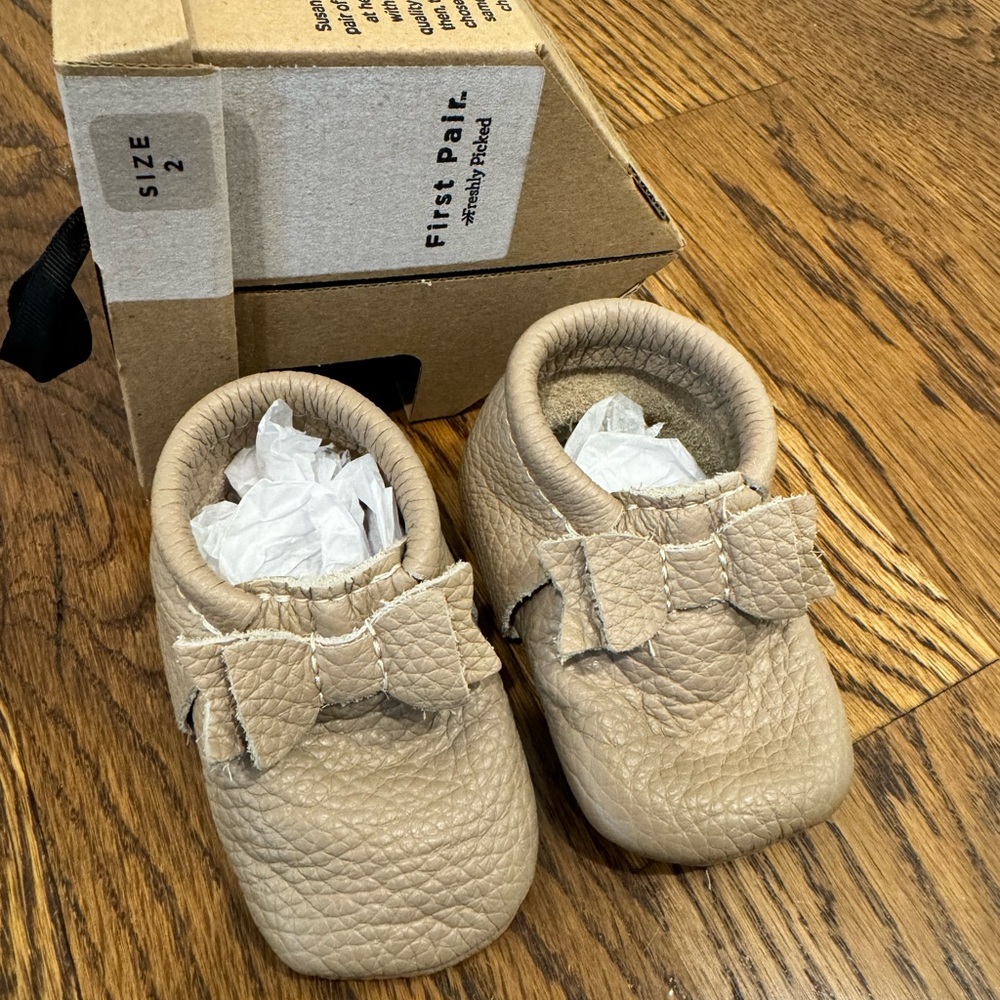 VGUC Size 2 Freshly Picked Toast Bow Moccasins. Smoke-free home.